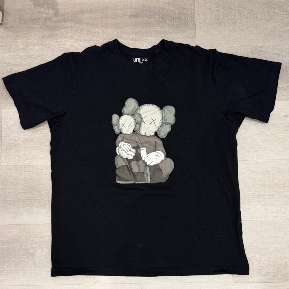 KAWS x Uniqlo UT Graphic T-Shirt Black Family Companion BFF Size XL - Picture 1 of 2